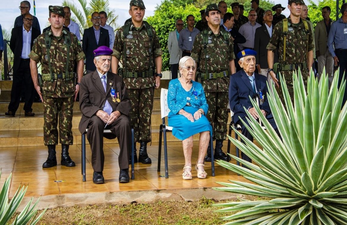 Ex-combatentes da Força Expedicionária Brasileira  homenageados em cerimônia no Comando Militar do Oeste