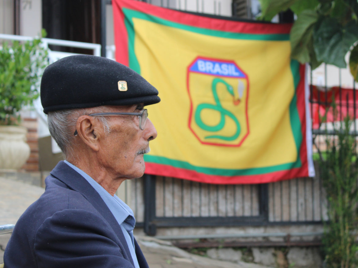 7º BIB homenageia veterano da Segunda Guerra por seus 100 anos de vida