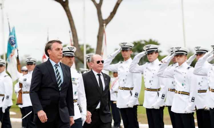 Cadetes da AFA concluem ciclo escolar, marcham embaixo de chuva e recebem suas espadas de Oficiais