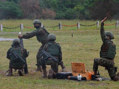 Comandante-Geral do CFN participa de demonstração de tiro de morteiro no Centro de Avaliações do Exército