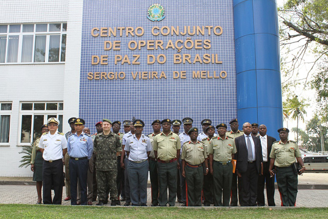 Comitiva do Zimbábue visita o Centro Conjunto de Operações de Paz do Brasil