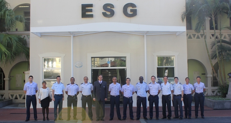 ESG Recebe a Visita de Oficiais das Naes Amigas da ECEMAR