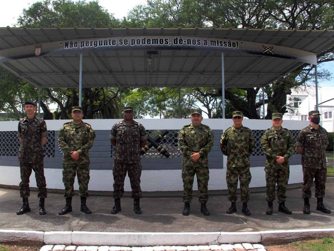 Exrcito da Colmbia conhece capacitao em blindados do Exrcito Brasileiro no RS