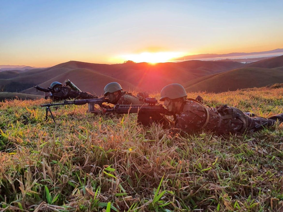 5 Batalho de Infantaria Leve em adestramento da Fora de Prontido Aeromvel do Exrcito Brasileiro