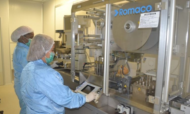 Laboratórios das Forças Armadas ampliam produção de álcool em gel e cloroquina