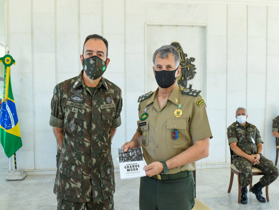 Cerimônia e lançamento de livro marcam os 40 anos do Centro de Comunicação Social do Exército