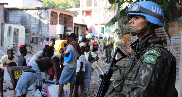 Militares brasileiros atuam na liberao de rea sob controle de gangues no Haiti