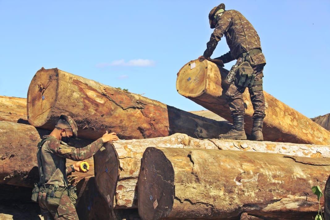 Agências de fiscalização chegam a bases avançadas apoiadas por militares