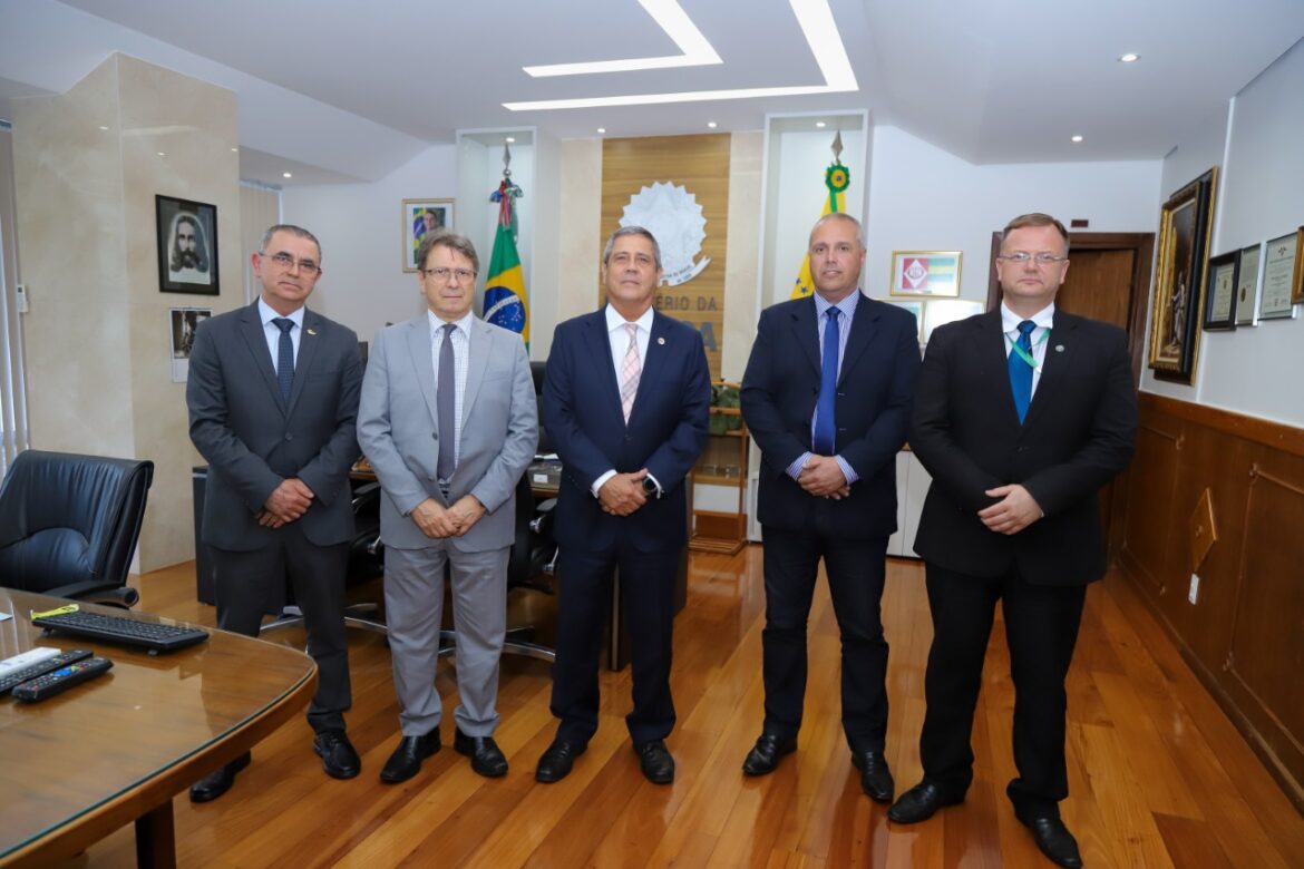 Ministro da Defesa recebe visita de parlamentar do Rio Grande do Sul