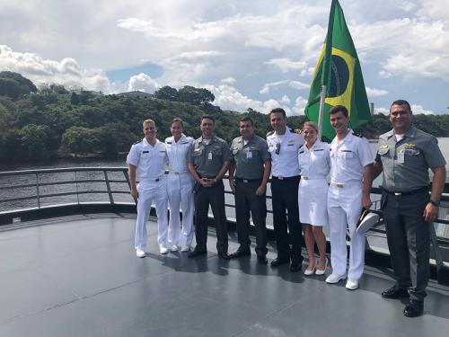 Navio de Assistncia Hospitalar Soares de Meirelles recebe visita de Aspirantes da Academia Naval de Annapolis – EUA