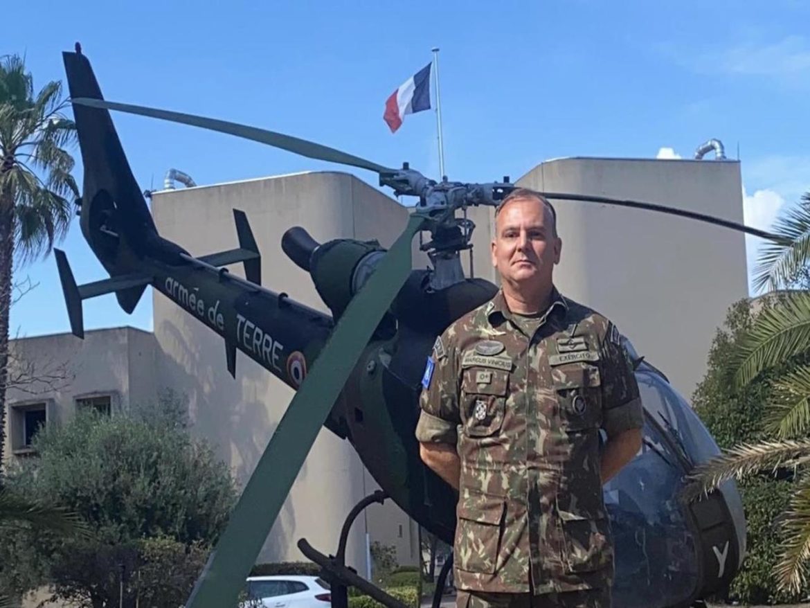 Oficial do Exército Brasileiro recebe brevê de piloto da Aviação do Exército Francês