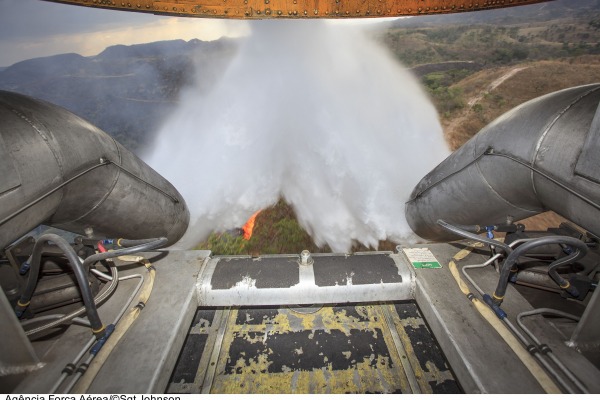 Pilotos da FAB treinam misses de combate a incndio