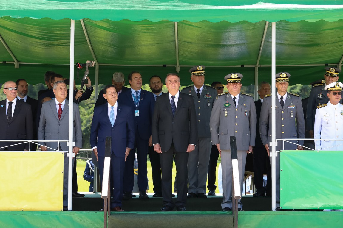 Primeiras aspirantes a oficiais do Exrcito formam-se pela AMAN