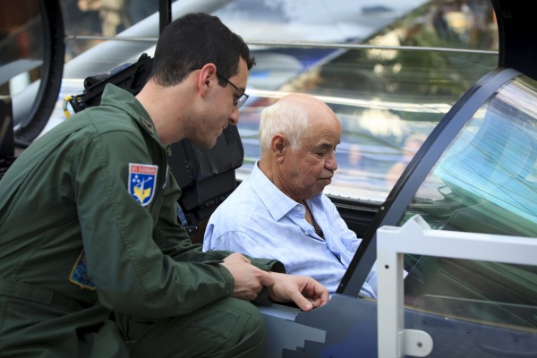 Rplica do Gripen NG  atrao em shopping de Braslia