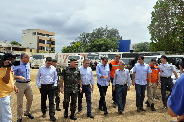 Ministro da Integrao Nacional e o Comandante Militar do Leste visitam a cidade de Colatina afetada pelo rompimento das barragens da Samarco