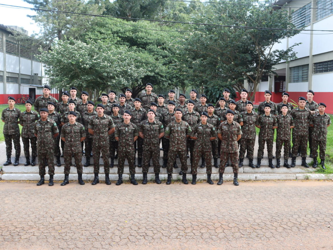 Sargentos temporários prontos para servir no Sul do Brasil